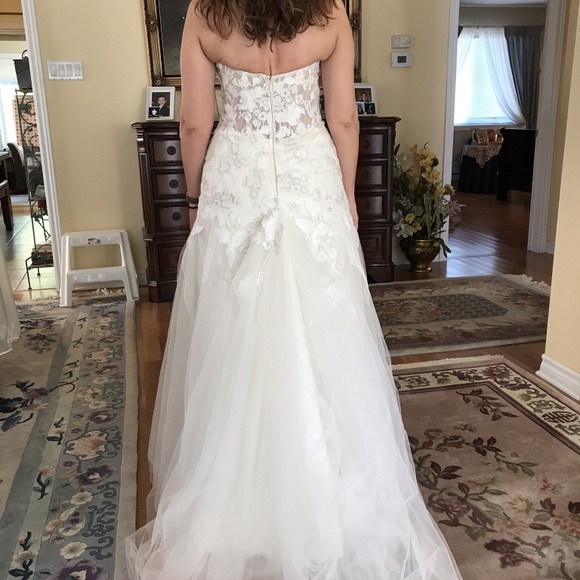 Gorgeous wedding gown never worn - Picture 5 of 8